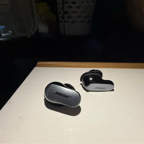 BOSE Quiet Comfort Ultra earbuds w/Protective casing! Like New, Open Box! - Picture 3 of 7